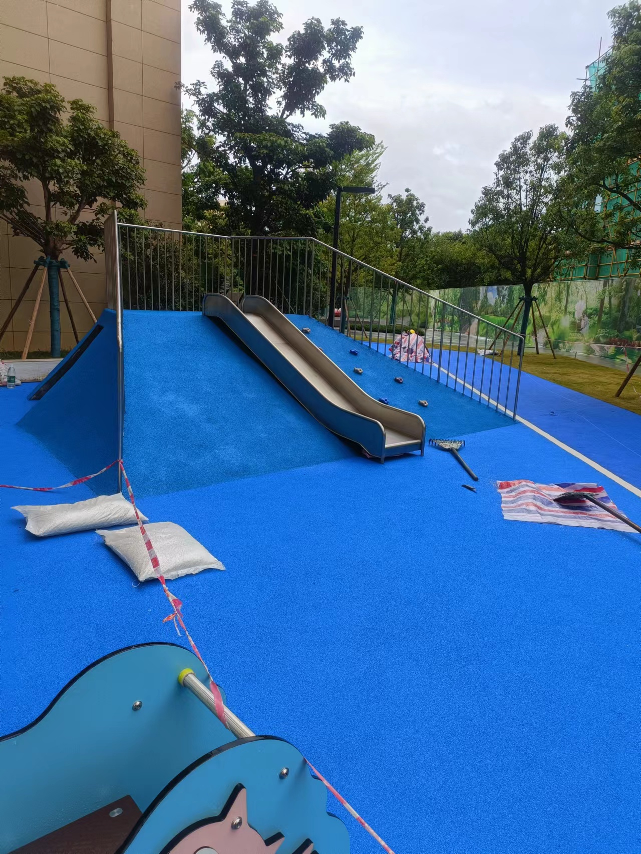 现浇地垫厂家排行榜-塑胶地坪施工工程队-广州飓风体育质量保证